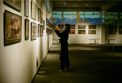 photo-of-patron-at-an-art-gallery